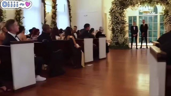 比伯海莉婚礼旧照曝光,献唱经典情歌