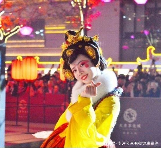 不倒翁女孩已与男友分手，男生仍旧发女生照片，继续蹭热度