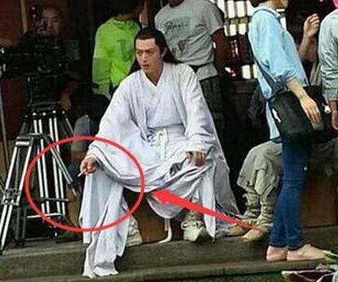 娱乐圈嗜烟如命的几大明星，胡歌品味最高，《黄鹤楼1996》是最爱