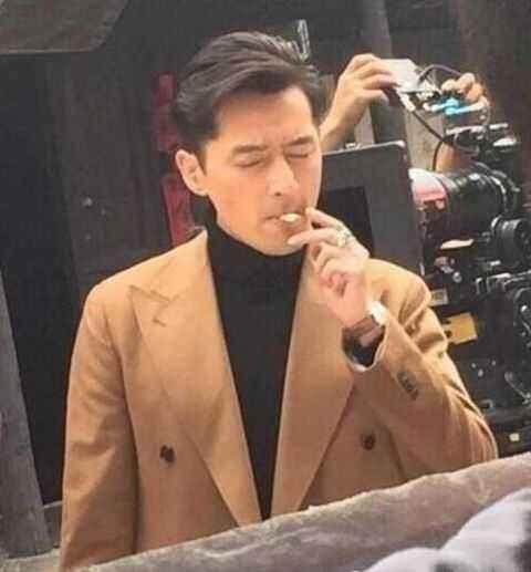 娱乐圈嗜烟如命的几大明星，胡歌品味最高，《黄鹤楼1996》是最爱