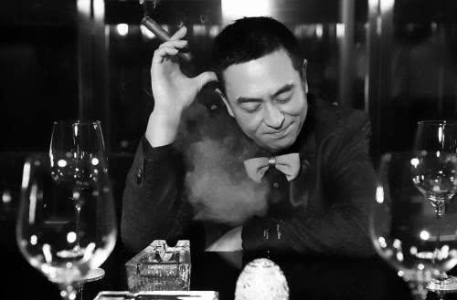 娱乐圈嗜烟如命的几大明星，胡歌品味最高，《黄鹤楼1996》是最爱