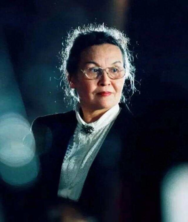 郑小瑛与盛中国，姐弟恋背后的深情与离婚后的人生翻篇