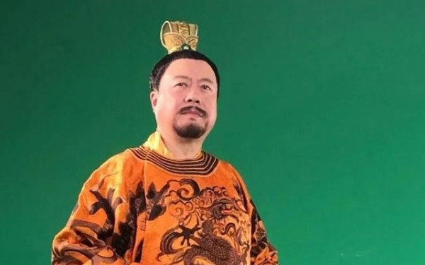 退休行长当群众演员，人生本就有更多“活法” 新京报快评