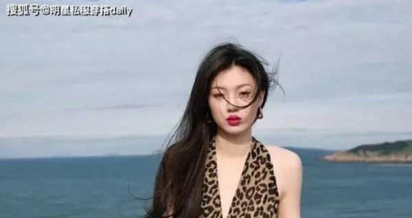 大冰因为直播时不认识单依纯被骂上热搜，被要求公开道歉，网友对此议论纷纷，饭圈文化引发新争议