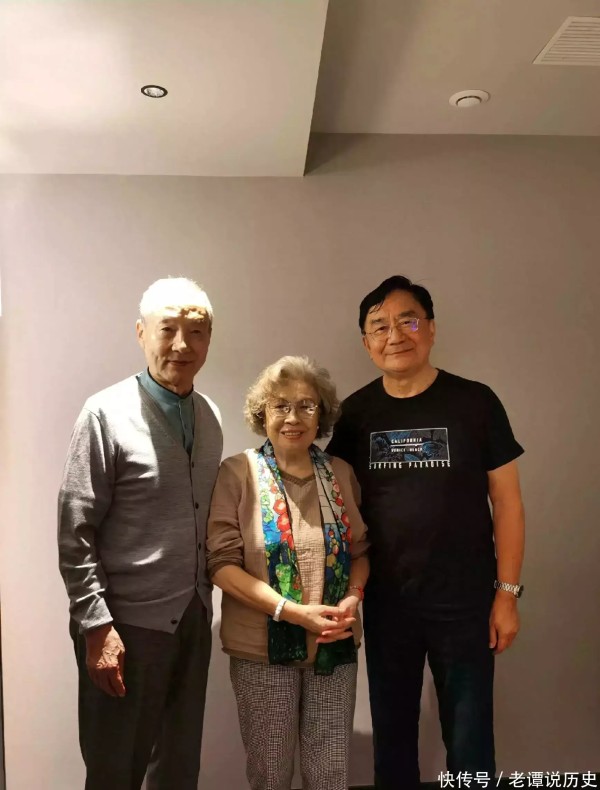 2023年，陶斯亮和丈夫参加活动，一张罕见留影，母亲是老红军曾志
