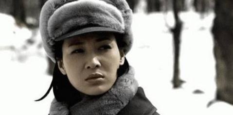 她曾与杨幂是邻居，因《亮剑》一角迅速走红，与朱丹老公秘恋五年