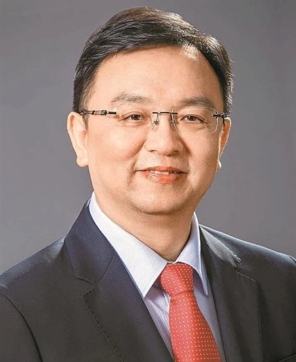 宇阔任翼飞：比亚迪老总王传福的8个家庭关系如下∶1.妻子∶李柯，今年 
昨天跟朋友聊天，说起一些企业家的创业故事。你知道吗？王传福的成长经历让我感触很深。这不是一个简单的白手起家故事，而是一个关于亲情的动人传记。
母亲离世时他还在上初中，父亲更是在他13岁就离开人世  看似命运多舛，却因为有个好哥哥王传方，人生轨迹发生改变。大哥辍学打工，嫂子张菊秀操持家务，他们省吃俭用供弟弟读完高中、大学。你...