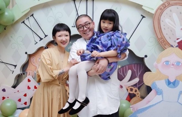 郝劭文晒婚纱照，老婆超美不输明星，妻子带娃，他曾当众霸气护妻