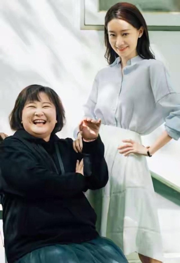 张小斐晒照为贾玲庆生，大赞其是重情义的姐姐，神仙友谊彼此成就