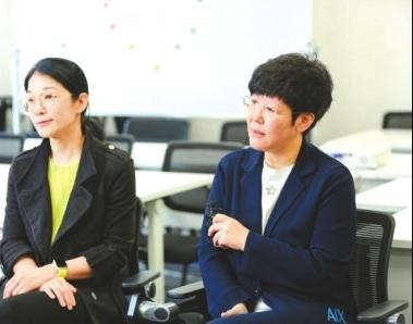 编剧任宝茹(左)、高璇