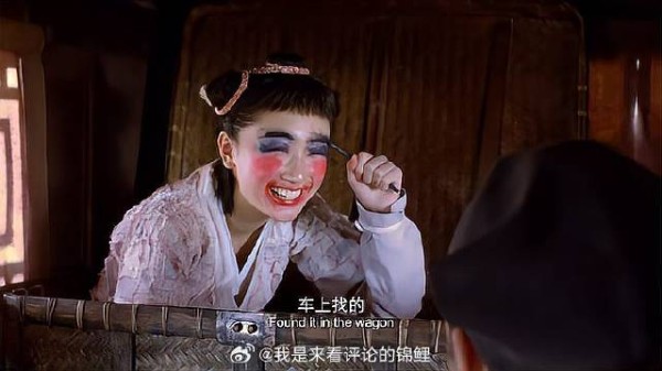 周冬雨给自己化妆 下秒一亮相,差点把人从马上摔下来