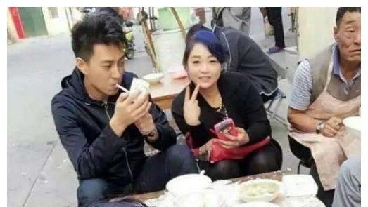 明星们回老家的姿态,靳东接地气,刘涛有气质,王宝强最真实!