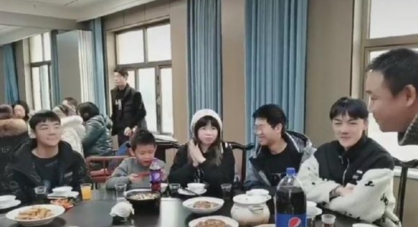 孙彭两家过年聚会，难兄难弟成好朋友，彭文乐颜值碾压孙卓