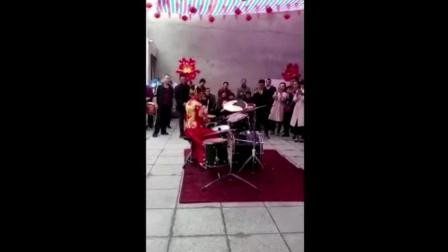 太霸气! 新娘嫌乐队唱的不好听, 竟自己亲自上阵, 看傻所有人!