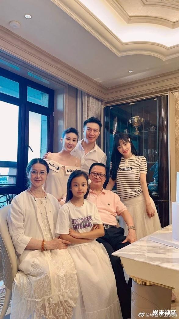李小璐一家与绯闻男友聚会，称对方是干弟弟，8岁的甜馨样貌大变
