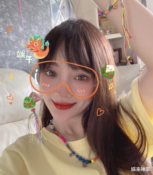 李小璐一家与绯闻男友聚会，称对方是干弟弟，8岁的甜馨样貌大变