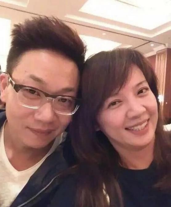 回顾林海：曾是央视著名主持，为正义怒摔耳机，二婚何婕获幸福