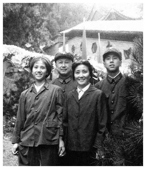 民国第一女神照片对比：容貌神似一个现代明星，电影拍不出她气质