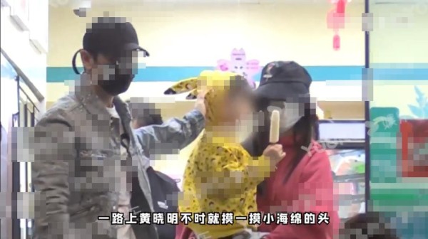 黄晓明Angelababy带儿子小海绵就医 一家三口同框照片曝光
