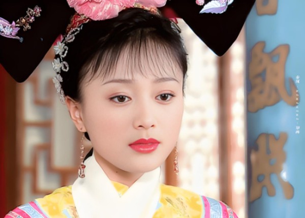 秦岚，与黄晓明陆川失之交臂，与魏大勋感情成谜，四十六岁美上热搜 纽约时装周封神