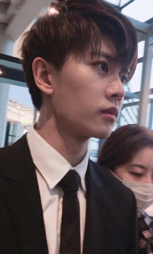 路人镜头下的“明星生图”，任嘉伦被怼脸拍，王一博很“硬核”
