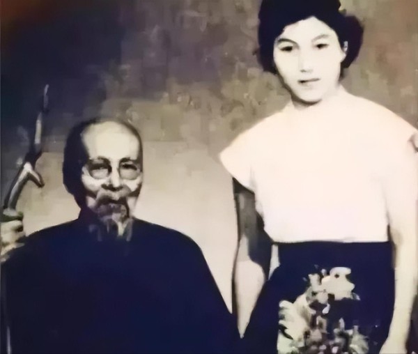 不凡宇宙rf：齐白石晚年再婚争议：艺术与私生活之间的界限
关于中国近现代著名画家齐白石在1957年高龄再婚的历史事件再度引发公众热议。这位画坛巨匠在晚年依然对年轻女性保持着浓厚的兴趣，最终决定在93岁高龄时再婚，引发了社会各界的广泛关注与讨论。
齐白石，以其独特的艺术风格和深厚的艺术造诣，被誉为中国画坛的巨匠。在他辉煌的艺术成就背后，私生活却成为了人们议论的焦点。据史料记载，齐白石不仅在年轻时期有...