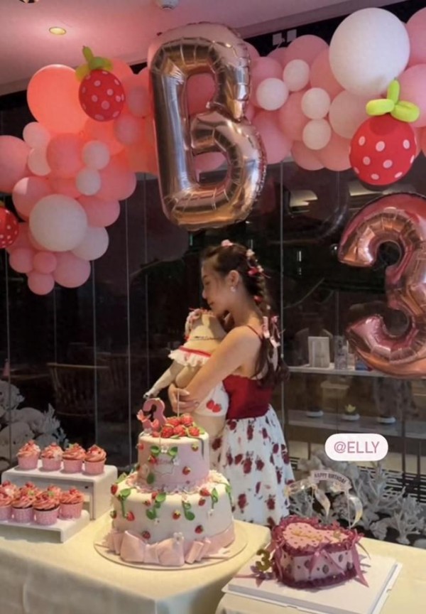 林建岳女儿为宠物狗庆生，生日派对豪华隆重，宠物穿裙戴项链亮相