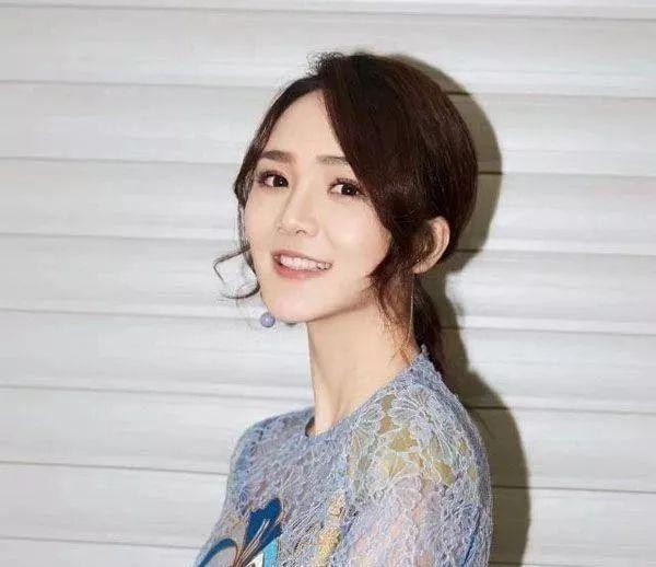 汪苏泷靳梦佳曝光，当街亲脖子拥抱旁若无人，两人恋情早露端倪