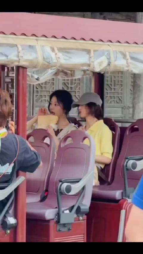 张子枫谭松韵现身向往的生活，少女感十足享受美食