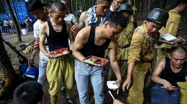 娱乐圈的谜底：草根明星梦的艰难与诱惑