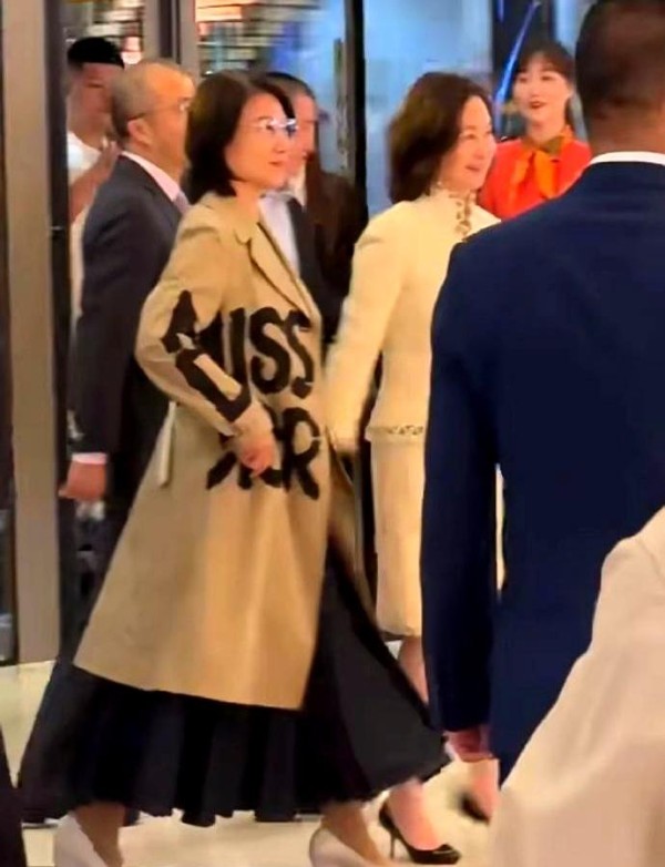 何超琼澳门宴请董明珠！挽手似姐妹，温婉干练画风碰撞超吸睛