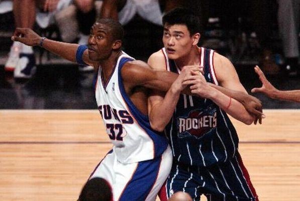 NBA传奇球星艾东的职业生涯回顾与经典瞬间全解析