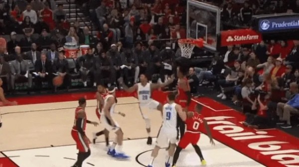 NBA球星白边职业生涯回顾与赛场表现深度解析