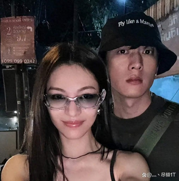 明星恋情：聚光灯下的速恋速分与爱情真谛