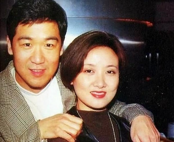 邓婕：事业巅峰退圈，与张国立28年无子女，看到丈夫白发心痛不已