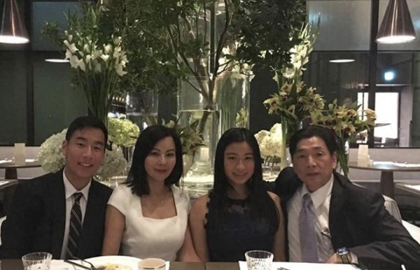 李美凤退圈28年全家福曝光，25岁龙凤胎罕露脸，女儿美貌遗传母亲