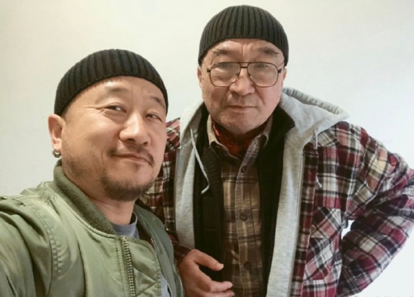 73岁李保田与儿子罕同框，两人五官如复制粘贴，网友：更像兄弟！