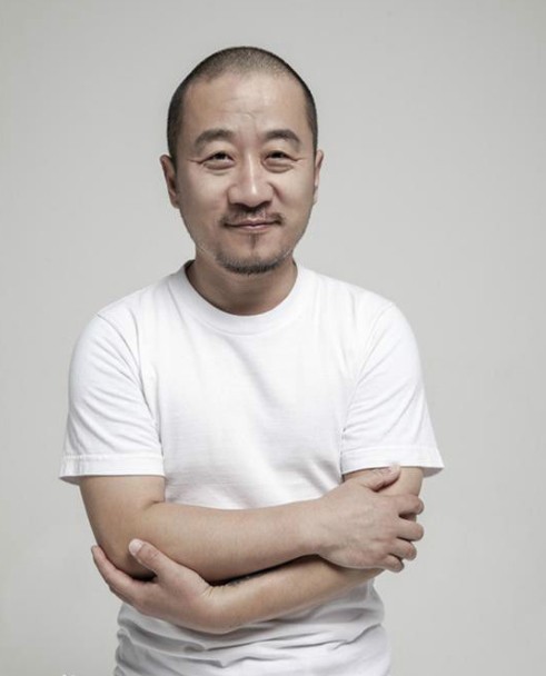 73岁李保田与儿子罕同框，两人五官如复制粘贴，网友：更像兄弟！