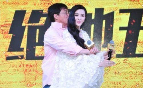 成龙和范冰冰早年饭局照流出，网友：一张图看出两人关系！