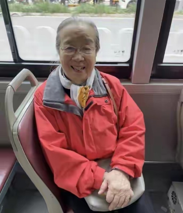 89岁李明启现身北京医院看病，打扮干净整洁，弓着背走路显苍老