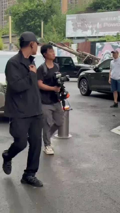 刘嘉玲一路繁花路透路透，这短裤打扮好潮啊