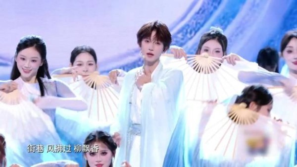 刘宇灵动舞姿勾勒出东方韵味