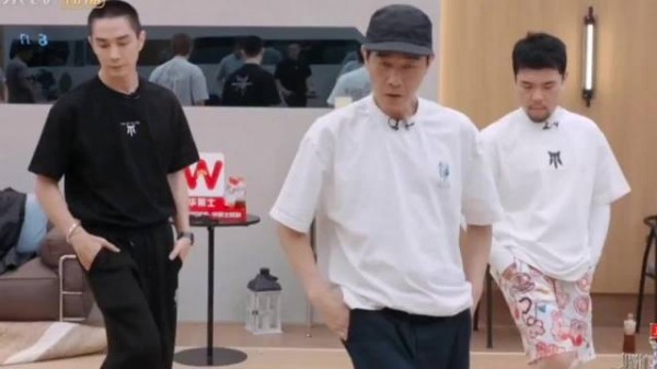 就看第一步跳出来那个动作!春哥是C划上去的,太有感觉了陈小春