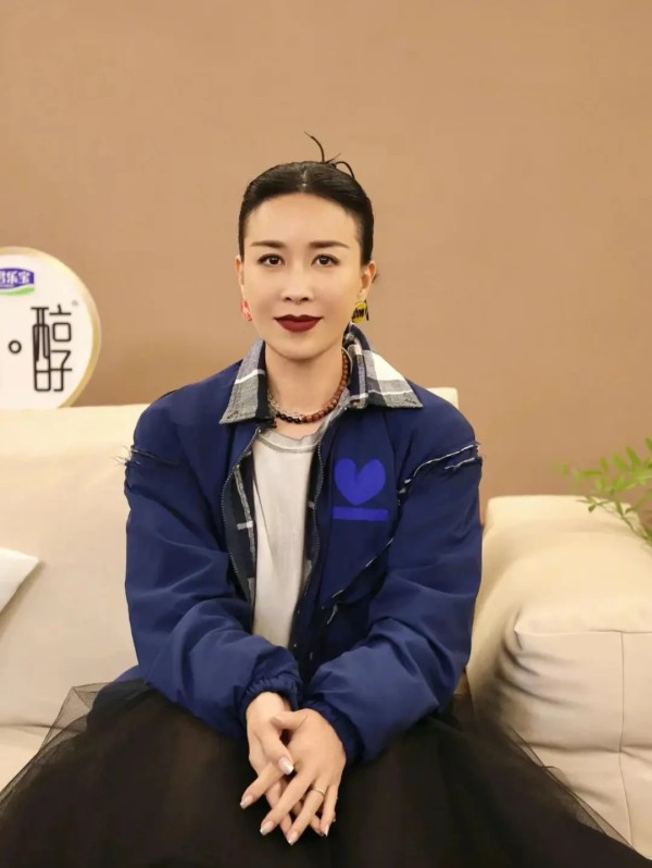 端庄优雅山丘：《歌坛风云2024》：那英意外参战，国际巨星云集，谁能笑傲江湖？
在音乐的海洋里，一场风起云涌的赛事正悄然上演——《歌坛风云2024》。对于那英来说，这原本只是一次轻松的舞台亮相，没想到，当她踏入这个舞台，眼前的一切都变得不同凡响。
原本以为只是小试牛刀的她，却发现这里汇聚了世界各地的音乐巨星，包括那些格莱美奖的得主。她的心中不禁涌起一股莫名的紧张感：“这到底是怎么回事？谁安排了这么...