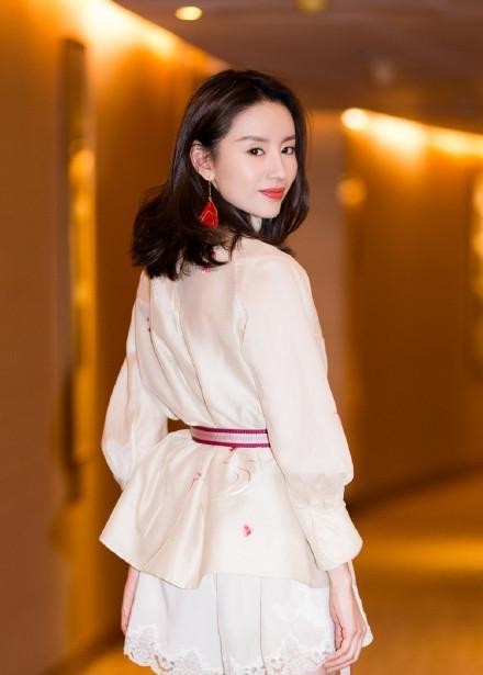 董洁绝对是女明星里侧脸最好看的一个 鼻子又挺又立体 气质还很好
