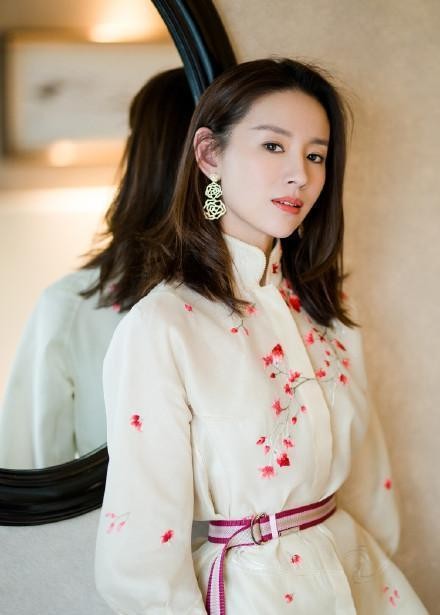 董洁绝对是女明星里侧脸最好看的一个 鼻子又挺又立体 气质还很好