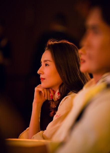 董洁绝对是女明星里侧脸最好看的一个 鼻子又挺又立体 气质还很好