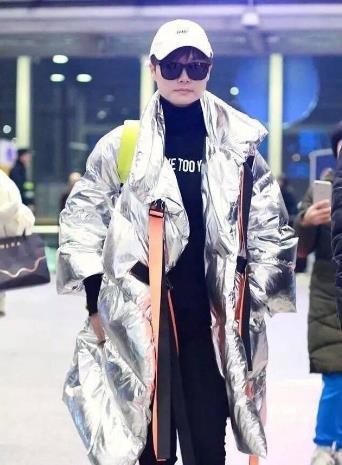明星撞衫大PK，张韶涵撞衫迪丽热巴，网友：人靠衣装