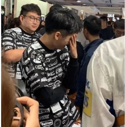 最爆笑的撞衫，刘昊然跟路人穿“情侣衫”，路人的表情亮了