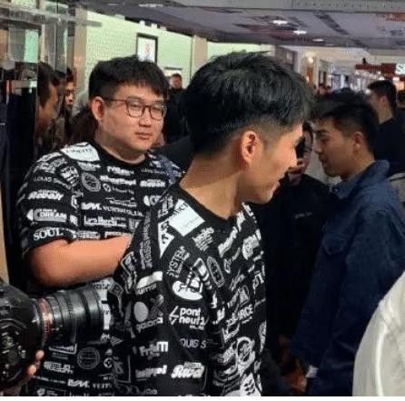 最爆笑的撞衫，刘昊然跟路人穿“情侣衫”，路人的表情亮了